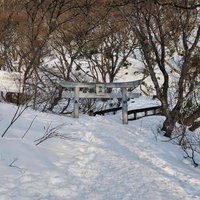 雪が積もる那須岳登山道の鳥居の写真