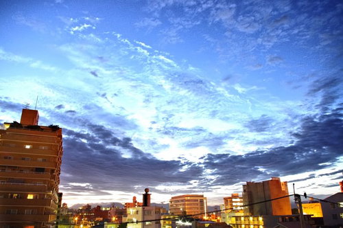 紫色のグラデーションに染まる日が沈む前の街並み