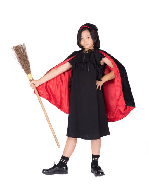 ヴィレバンのハロウィンコスプレ衣装で魔女の仮装をする女の子