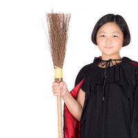 ヴィレバンで購入した衣装の竹ぼうきを持った魔女コス少女の写真