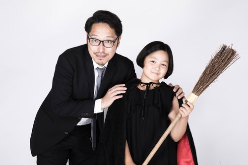 ハロウィンの時期にヴィレバンで子役タレントを売り込むマネージャー