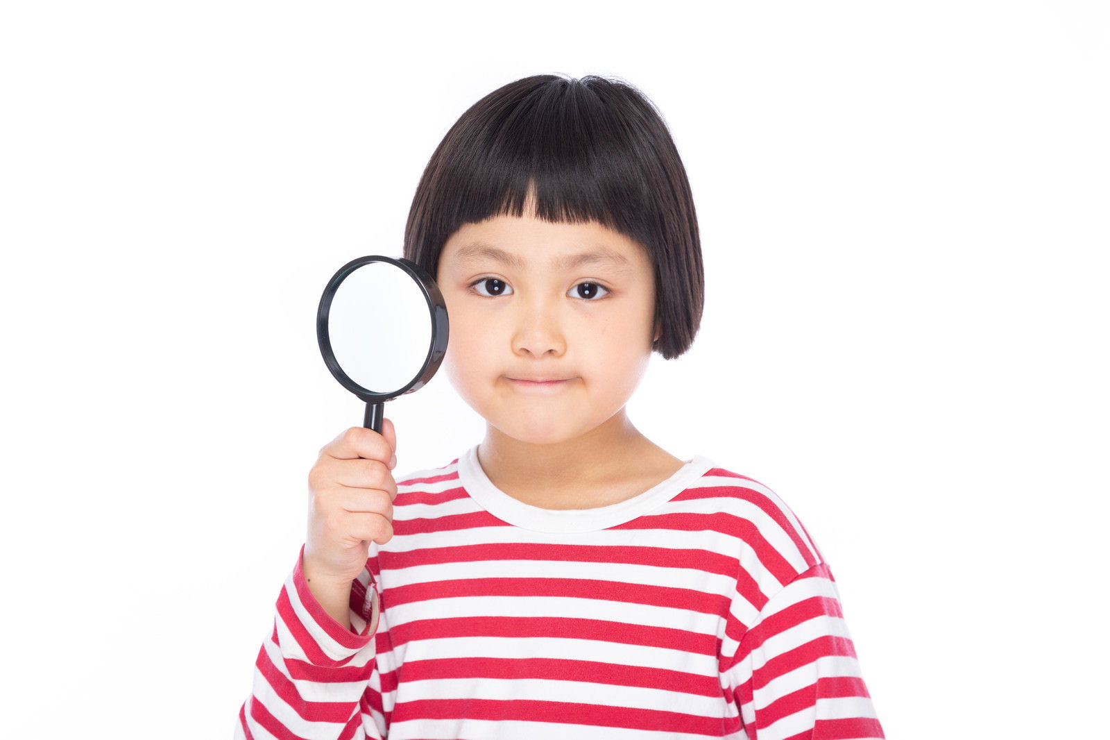 虫眼鏡を持つ赤いボーダーシャツの前髪パッツンの女の子［モデル：ゆうき］