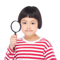 虫眼鏡を持つ前髪パッツンの女の子、調べた限りクロですねの写真