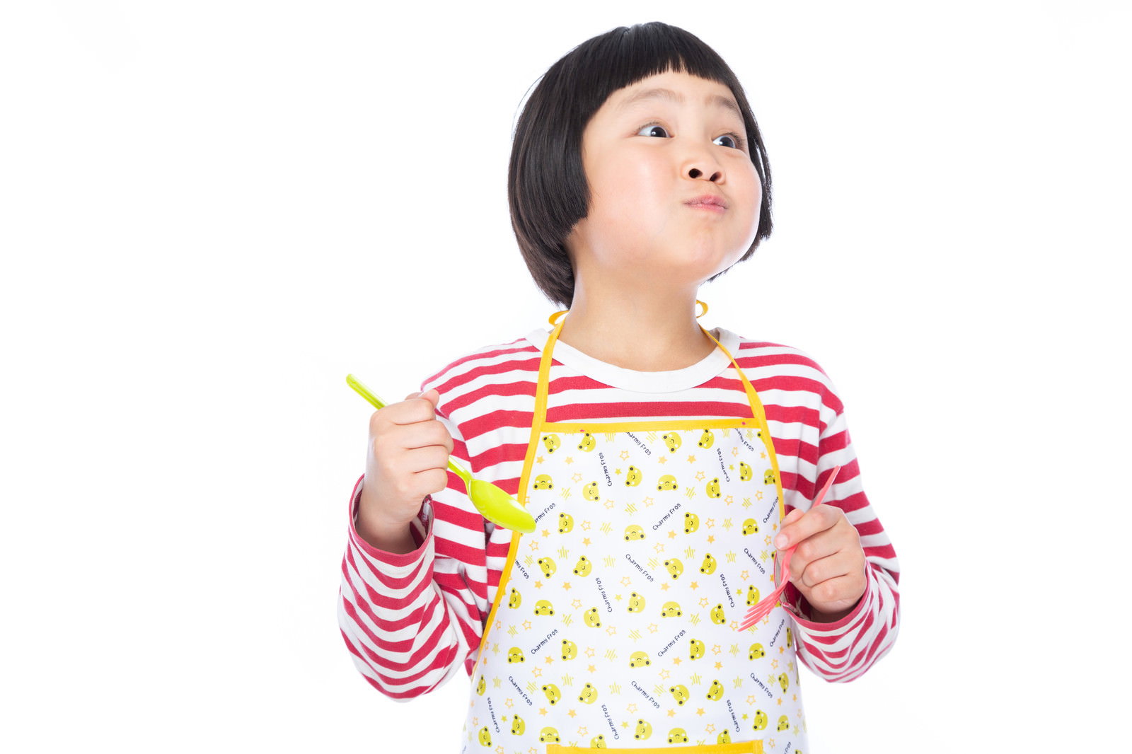 エプロンを着けてボーダー柄の服の女の子が嬉しそうに食べ物を食べている［モデル：ゆうき］