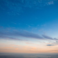 青空から夕焼けへ移ろう空のグラデーションの写真