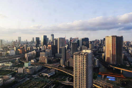 夕日に染まる東京の高層ビル群と湾岸スカイライン