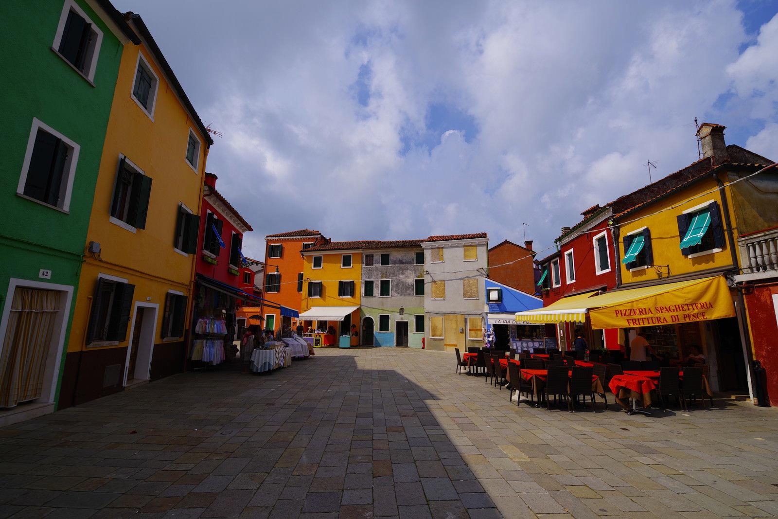 イタリアのブラーノ島にある色とりどりのカラフルな建物が立ち並ぶ広場の景色