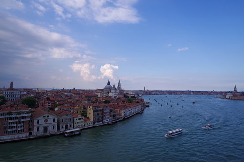 水上バスやボートが行き交うベネチアの水路と歴史的建物群（イタリア）