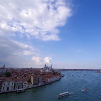 船上から見下ろすベネツィアの運河と水上バスが行き交う景観（イタリア）の写真