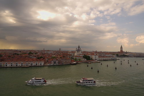 行き交う水上バスと夕暮れ時のベネチアの水路