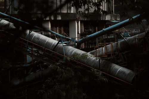 奥多摩の山奥にある採石場の工業設備と配管