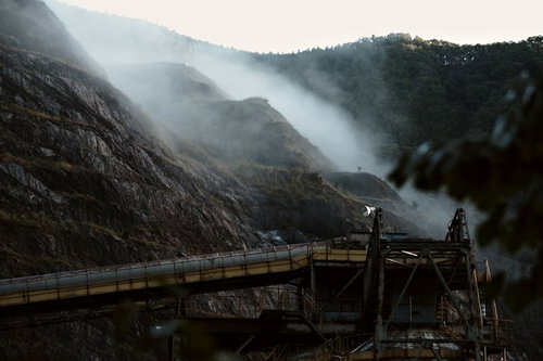 霧に包まれた山間の工場から立ち上る白い蒸気
