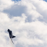 積乱雲を背に現れるF-4の写真