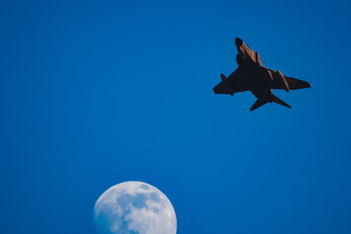 夕日を浴びるF-4と輝きを増す月