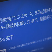問題が発生したため、PCを再起動する必要が...の写真