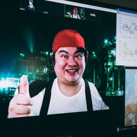 7番街スラムの人々を避難させて笑顔で「大丈夫っす」の写真