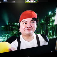 魔法が使える黄色いボールを手に入れて、リモート会議中に自慢してくる男性の写真