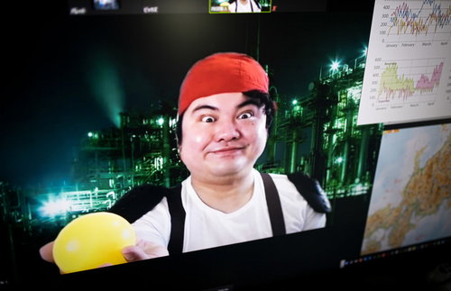 魔法が使える黄色いボールを手に入れて、リモート会議中に自慢してくる男性