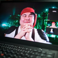 リモート会議中に祈りを捧げる赤バンダナの下っ端の写真