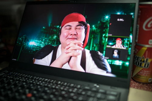 リモート会議中に祈りを捧げる赤バンダナの下っ端