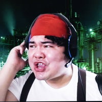 リモート会議中に声を荒らげる赤い帽子の男性の写真