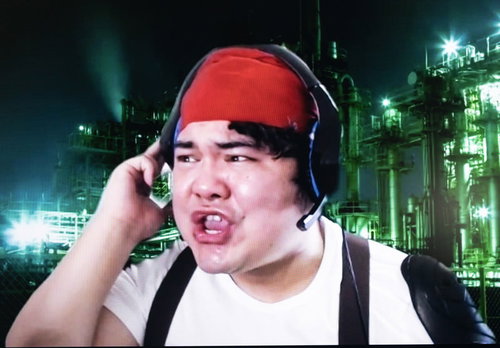 リモート会議中に声を荒らげる赤い帽子の男性