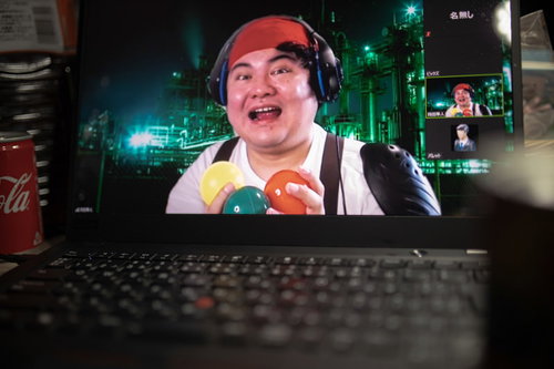 リモート会議中にマテリアの使い方をレクチャーする男性