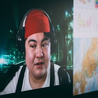 潜伏先からリモート会議に参加するメンバーの写真