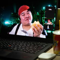 暴飲暴食を自慢するリモート飲み会の写真