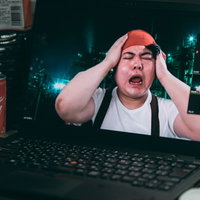 リモート会議で悲痛な叫びを伝える男性の写真