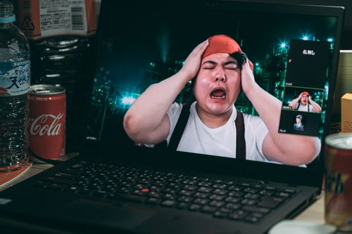 リモート会議で悲痛な叫びを伝える男性