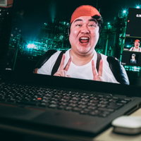 「イエーイ！見ってるー？」と煽る男性の写真