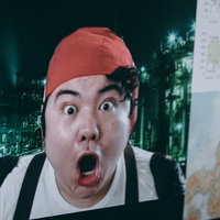 それ本当っすか！？赤い帽子の男性が目を丸くして驚くの写真