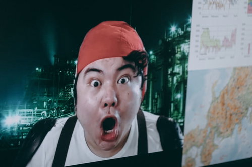 それ本当っすか！？赤い帽子の男性が目を丸くして驚く