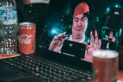 スマホを向けて画面をスクショする男性