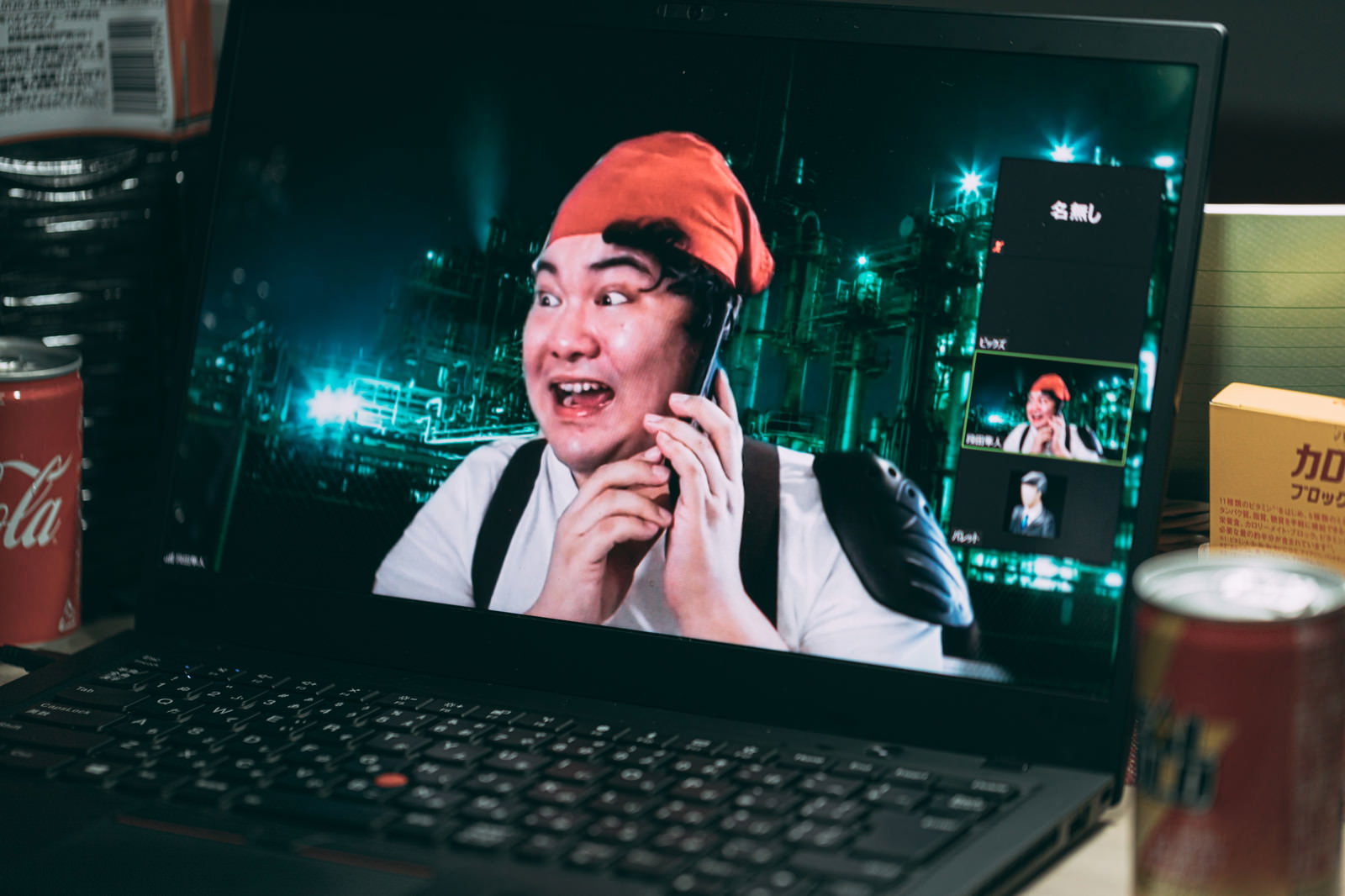 パソコンでリモート会議をしながらスマートフォンで通話をする男性［モデル：段田隼人］