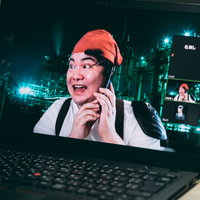 リモート会議中に上司からZoomの呼び出しがかかった男性の写真
