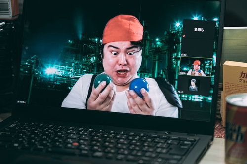 ７つ揃えると願いが叶う球を２つ見つけるも片方は偽物とビデオ通話で知らされる少年