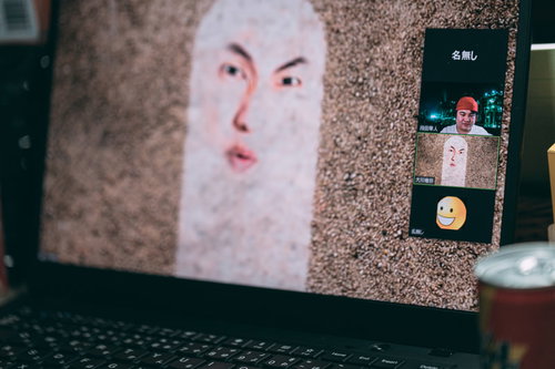 仲間とリモート飲み会していたら画面がおかしくなった男性