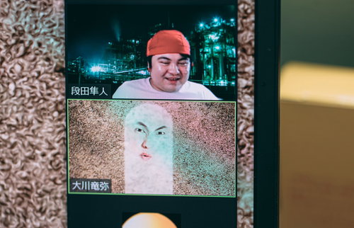 リモート会議に参加するポテトの召喚獣