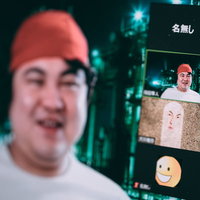 変なアイコンの参加者がいるビデオ会議の写真