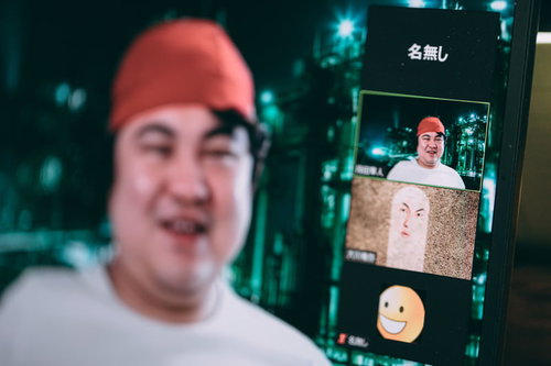 変なアイコンの参加者がいるビデオ会議