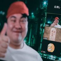 リモート会議の参加者にいいねするポーズの男性の写真