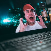 リモート会議の参加者から酷く罵られた男性の写真