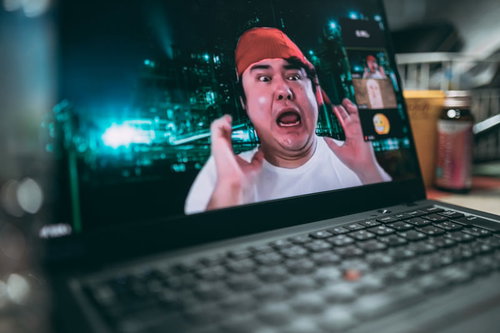 リモート会議の参加者から酷く罵られた男性