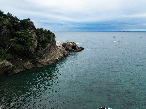 造船跡の岩場に茂る木々と海岸風景