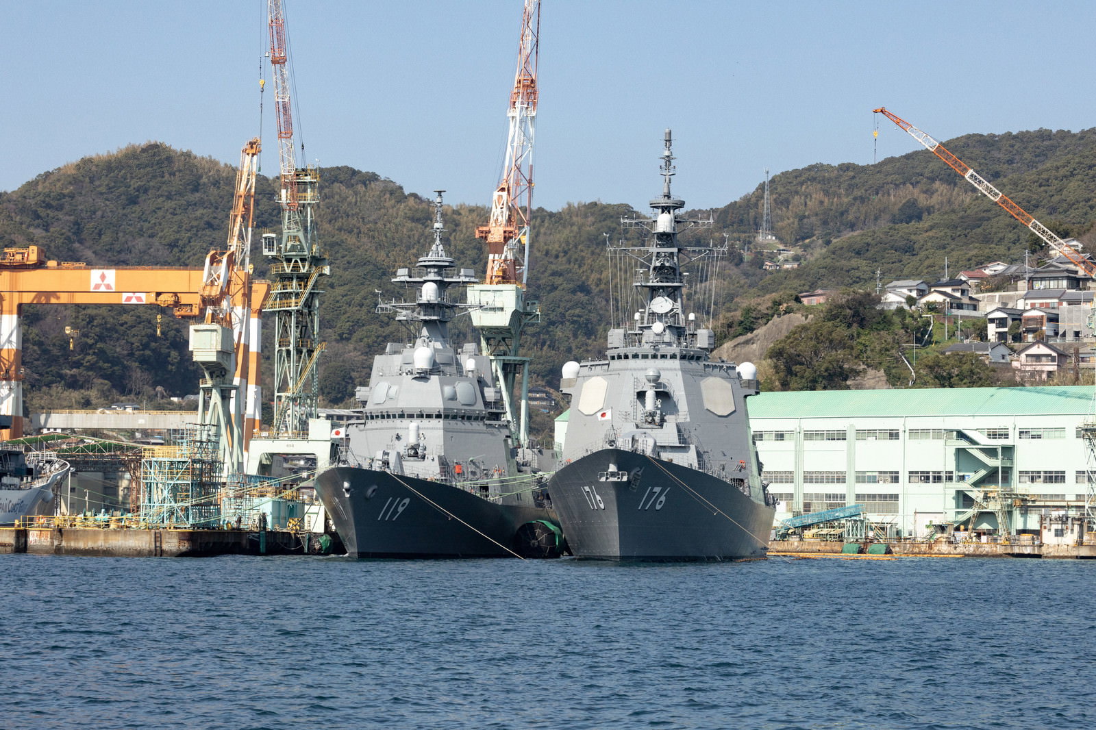 長崎港の造船所に停泊する海上自衛隊の護衛艦とクレーン