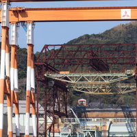 戦艦武蔵が建造された三菱重工業造船所跡のクレーンの写真
