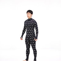 ZOZOスーツを着用し採寸中の男性（1時の方向）の写真