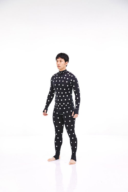 ZOZOスーツを着用し採寸中の男性（1時の方向）